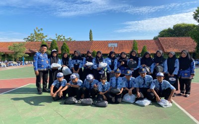 SMP NEGERI 2 PANGKAH Salurkan Bantuan Seragam Gratis dari Pemerintah Kabupaten Tegal